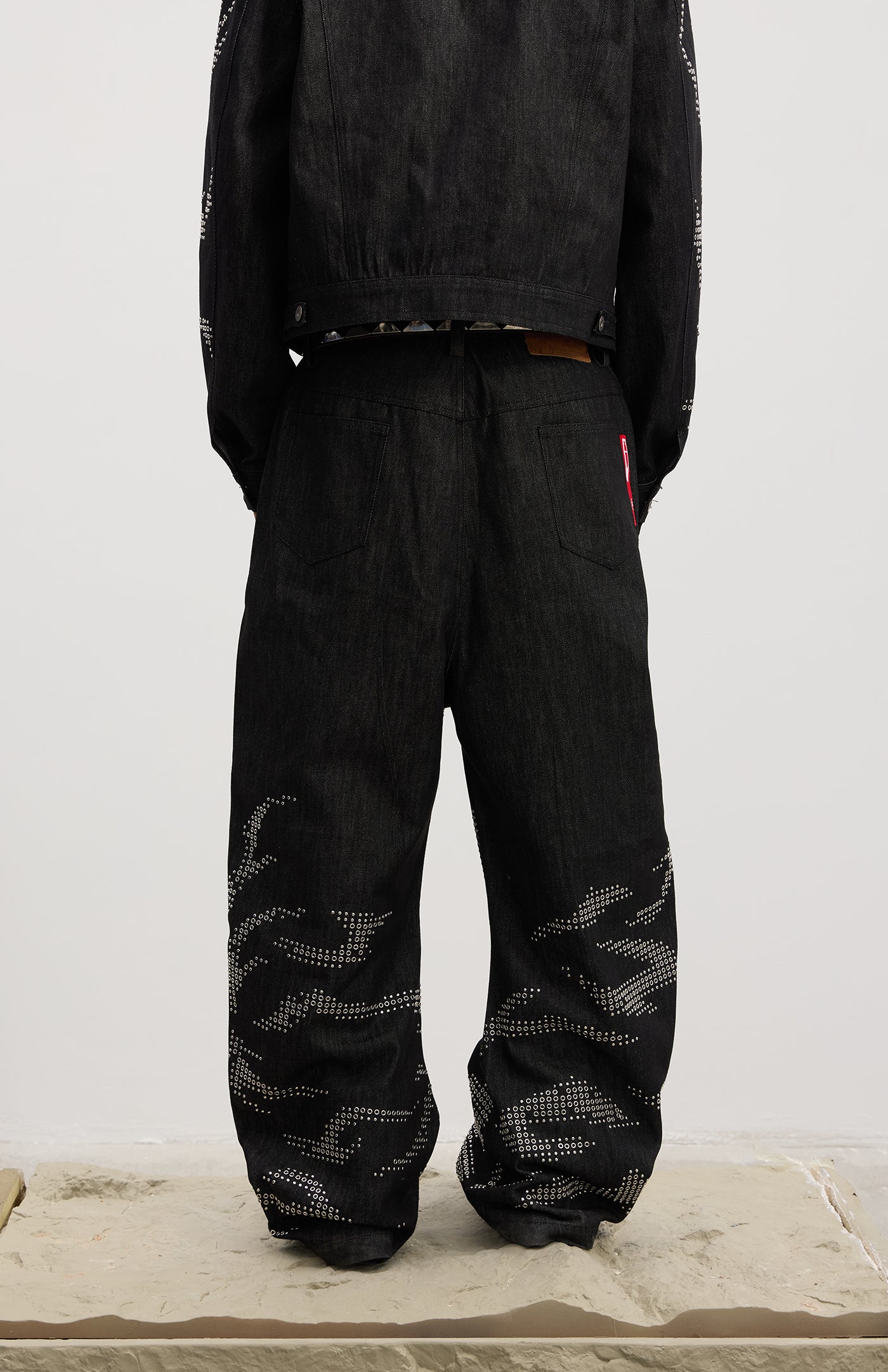 Tiger-Whisker Heat-Pressed Studded Curved Blade Raw Denim