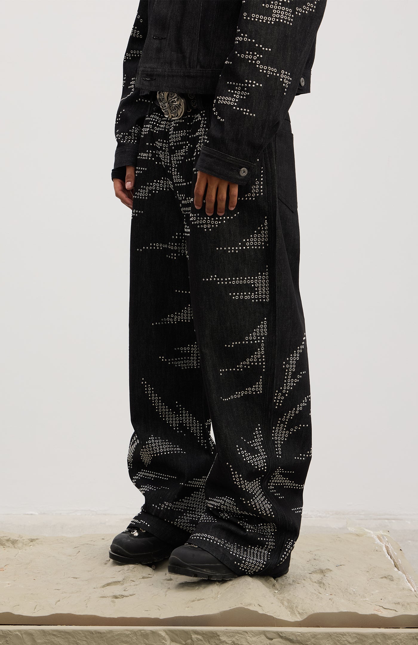 Tiger-Whisker Heat-Pressed Studded Curved Blade Raw Denim