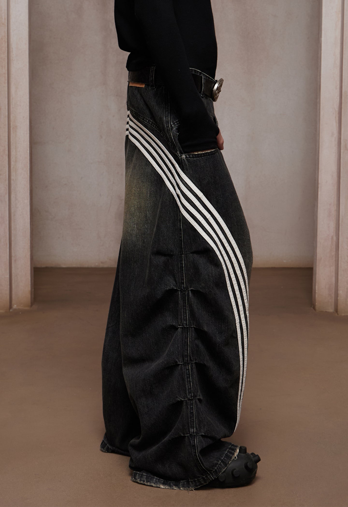 DND4-Stripe Pleated Washed Denim Ultra Wide-Leg Jeans
