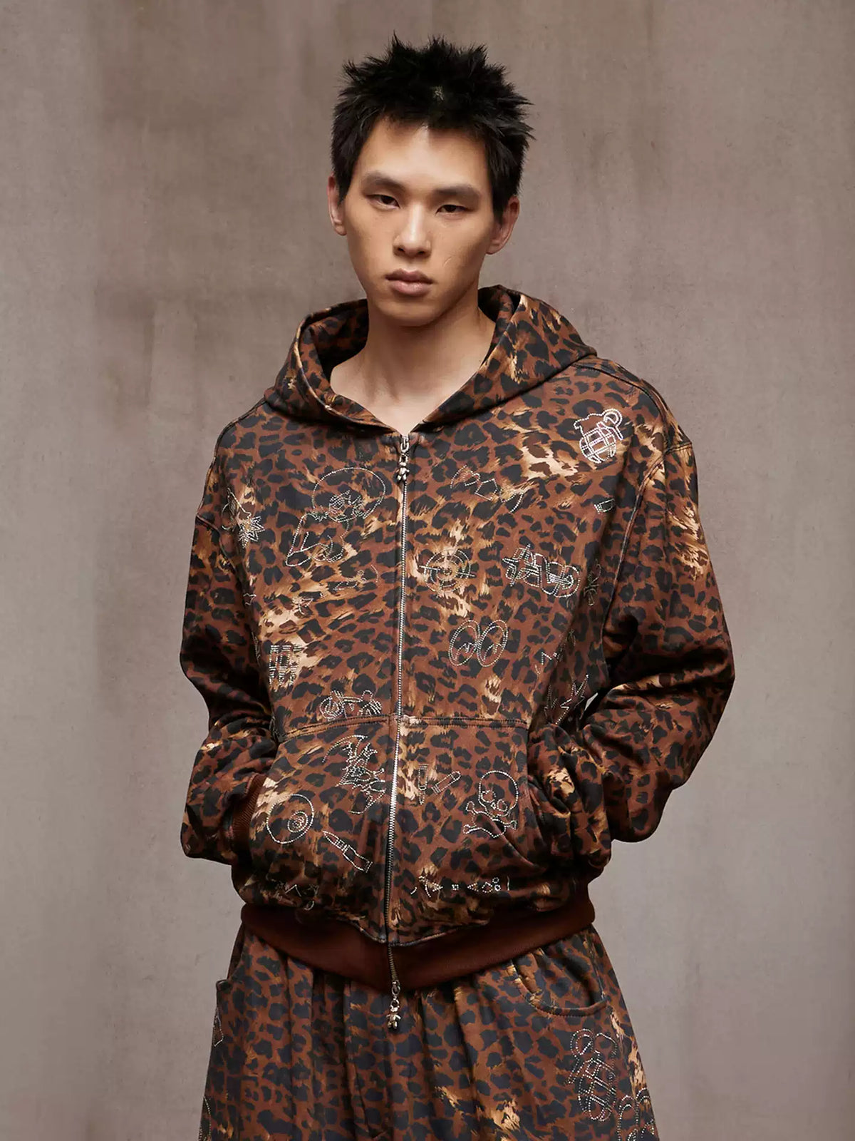 Cartoon rhinestone-studded leopard print sweatshirt